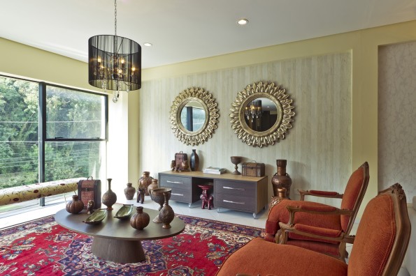 sala de estar no estilo egípcio, lustres e espelhos emoldurados amplitude do espaço